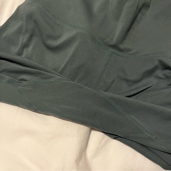 ✨SOLD✨Buff Bunny Cropped Leggings Size Large - Picture 6 of 6